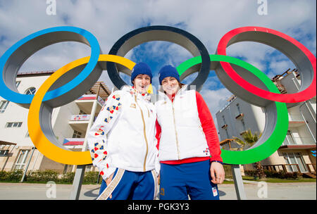 Sotschi, Russische Föderation. 04 Feb, 2014. *** Foto *** Tschechische speed-skater Karolina Erbanova (rechts), Bronze medaillenträger von Pyeongchang Olympics, beschlossen ihre Karriere im Alter von 25 Jahren zu beenden, sagte CTK, am 27. August 2018. *** ORIGINAL Bildunterschrift: Speedskaters Martina Sablikova (links) und Karolina Erbanova vor der tschechischen olympischen Haus in Olympischen Austragungsort in Sotschi, Russland darstellen, am 4. Februar 2014. Credit: Roman Vondrous/CTK Photo/Alamy leben Nachrichten Stockfoto