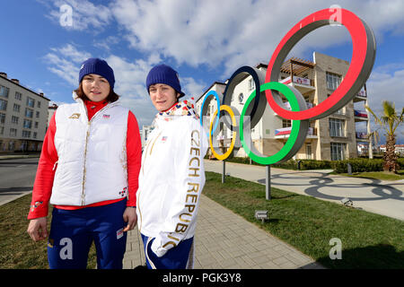 Sotschi, Russische Föderation. 04 Feb, 2014. *** Foto *** Tschechische speed-skater Karolina Erbanova (links), Bronze medaillenträger von Pyeongchang Olympics, beschlossen ihre Karriere im Alter von 25 Jahren zu beenden, sagte CTK, am 27. August 2018. *** ORIGINAL Bildunterschrift: Speedskaters Martina Sablikova (rechts) und Karolina Erbanova posieren vor dem tschechischen olympischen Haus in Olympischen Austragungsort in Sotschi, Russland, am 4. Februar 2014. Credit: Roman Vondrous/CTK Photo/Alamy leben Nachrichten Stockfoto