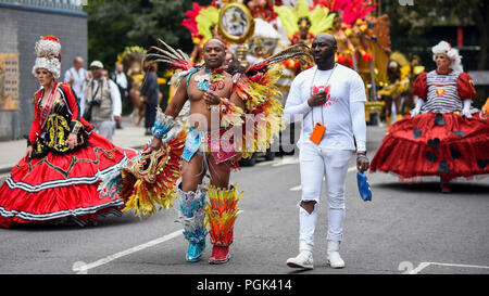 London, Großbritannien. 27. August 2018. Darsteller nehmen Sie teil am großen Finale Parade an der Notting Hill Carnival. Über eine Million Revellers werden erwartet, Europas größte Straßenfest ein Wochenende in einem beliebten jährlichen Veranstaltung feiern der karibischen Kultur zu besuchen. Credit: Stephen Chung/Alamy leben Nachrichten Stockfoto