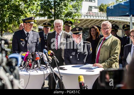 Freilassing, Bayern, Deutschland. 27 Aug, 2018. Deutsche Innenminister Horst Seehofer und Bayerns Innenminister Joachim Herrmann, Auftritte im Freilassing Saalbruecke Grenzübergang zwischen Deutschland und Österreich trotz dieses zu diskutieren, die Ergebnisse der neu gegründeten Bayerischen Grenzschutzpolizei (Grenzschutz, Polizei) die Bundespolizei hat die Billigung dieses neue Agentur Stockfoto