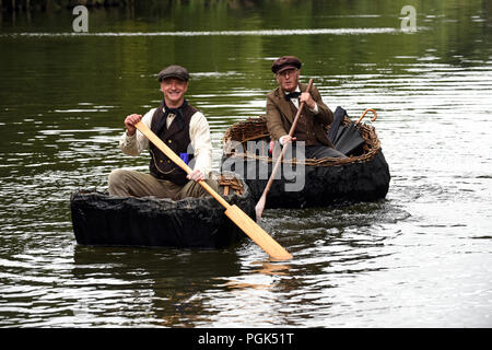 Zeit für ein wenig Nostalgie von coracle Entscheidungsträger Richard Taylor und Conwy Richards bei der jährlichen Feiertag Coracle regatta auf dem Fluss Severn in Much Wenlock. Quelle: David Bagnall/Alamy leben Nachrichten Stockfoto