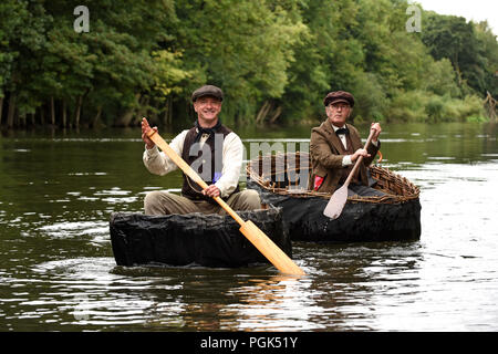 Zeit für ein wenig Nostalgie von coracle Entscheidungsträger Richard Taylor und Conwy Richards bei der jährlichen Feiertag Coracle regatta auf dem Fluss Severn in Much Wenlock. Quelle: David Bagnall/Alamy leben Nachrichten Stockfoto