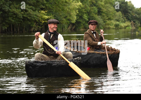 Zeit für ein wenig Nostalgie von coracle Entscheidungsträger Richard Taylor und Conwy Richards bei der jährlichen Feiertag Coracle regatta auf dem Fluss Severn in Much Wenlock. Quelle: David Bagnall/Alamy leben Nachrichten Stockfoto