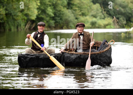 Zeit für ein wenig Nostalgie von coracle Entscheidungsträger Richard Taylor und Conwy Richards bei der jährlichen Feiertag Coracle regatta auf dem Fluss Severn in Much Wenlock. Quelle: David Bagnall/Alamy leben Nachrichten Stockfoto