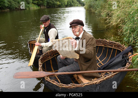 Zeit für ein wenig Nostalgie von coracle Entscheidungsträger Richard Taylor und Conwy Richards bei der jährlichen Feiertag Coracle regatta auf dem Fluss Severn in Much Wenlock. Quelle: David Bagnall/Alamy leben Nachrichten Stockfoto