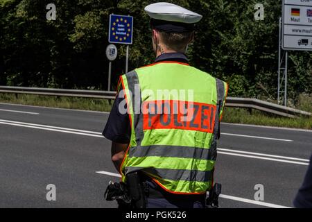 Freilassing, Bayern, Deutschland. 27 Aug, 2018. Deutsche Innenminister Horst Seehofer und Bayerns Innenminister Joachim Herrmann, Auftritte im Freilassing Saalbruecke Grenzübergang zwischen Deutschland und Österreich trotz dieses zu diskutieren, die Ergebnisse der neu gegründeten Bayerischen Grenzschutzpolizei (Grenzschutz, Polizei) die Bundespolizei hat die Billigung dieses neue Agentur Stockfoto