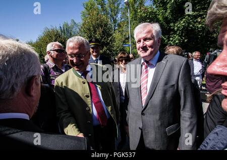 Freilassing, Bayern, Deutschland. 27 Aug, 2018. Deutsche Innenminister Horst Seehofer und Bayerns Innenminister Joachim Herrmann, Auftritte im Freilassing Saalbruecke Grenzübergang zwischen Deutschland und Österreich trotz dieses zu diskutieren, die Ergebnisse der neu gegründeten Bayerischen Grenzschutzpolizei (Grenzschutz, Polizei) die Bundespolizei hat die Billigung dieses neue Agentur Stockfoto