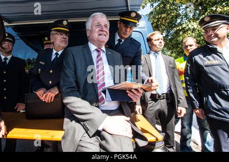 Freilassing, Bayern, Deutschland. 27 Aug, 2018. Deutsche Innenminister Horst Seehofer und Bayerns Innenminister Joachim Herrmann, Auftritte im Freilassing Saalbruecke Grenzübergang zwischen Deutschland und Österreich trotz dieses zu diskutieren, die Ergebnisse der neu gegründeten Bayerischen Grenzschutzpolizei (Grenzschutz, Polizei) die Bundespolizei hat die Billigung dieses neue Agentur Stockfoto