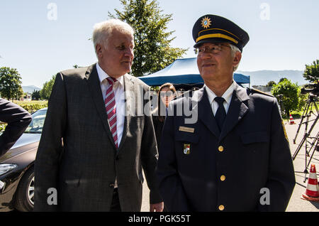 Freilassing, Bayern, Deutschland. 27 Aug, 2018. Deutsche Innenminister Horst Seehofer und Bayerns Innenminister Joachim Herrmann, Auftritte im Freilassing Saalbruecke Grenzübergang zwischen Deutschland und Österreich trotz dieses zu diskutieren, die Ergebnisse der neu gegründeten Bayerischen Grenzschutzpolizei (Grenzschutz, Polizei) die Bundespolizei hat die Billigung dieses neue Agentur Stockfoto