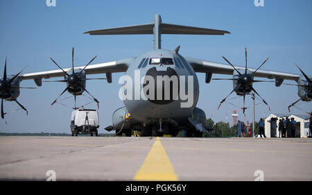 Berlin, Deutschland. Juli 31, 2018. Ein Airbus A400M steht während einer Präsentation der Bundeswehr an den militärischen Teil des Flughafens Tegel. Auf Wunsch der Europäischen Union, der 14-jährige Airbus Subvention Streit in der Welthandelsorganisation (WTO) wird fortgesetzt. Die EU hofft, dass diese Milliarden werden in Vergeltungsmaßnahmen Tarife abzuwenden. Foto: Ralf Hirschberger/dpa/Alamy leben Nachrichten Stockfoto