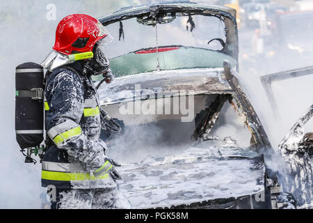 Gdynia, Polen 27. August 2018 Auto Feuer auf der S6-dreistadt Ringstraße in Gdynia. Feuerwehrmänner aus der Staatlichen Polnischen Feuerwehr (Straz Pozarna) werden gesehen, während sie versuchen, das Feuer des Renault Scenic Auto zu kontrollieren. Auto begann zu brennen heftig während der Fahrt. © vadim Pacajev/Alamy leben Nachrichten Stockfoto