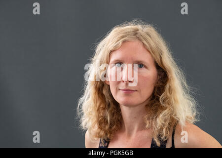 Edinburgh, Schottland, Großbritannien. 27 August, 2018. Abgebildet; Samantha Harvey, der englische Autor. Ihr Roman der westlichen Wind' ist ein aus dem 15. Jahrhundert Geheimnis von Dorf Priester John reve, in dem ein Mann bis zu seinem Tod in einem Fluss mitgerissen wird. Credit: Iain Masterton/Alamy leben Nachrichten Stockfoto