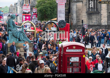 Edinburgh, Schottland, Großbritannien. 27 August, 2018. Am letzten Tag an der Edinburgh Fringe Festival 2018, die Royal Mile ist immer noch sehr voll mit Touristen, die live Straßenkünstler. Credit: Iain Masterton/Alamy leben Nachrichten Stockfoto