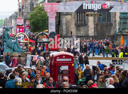 Edinburgh, Schottland, Großbritannien. 27 August, 2018. Am letzten Tag an der Edinburgh Fringe Festival 2018, die Royal Mile ist immer noch sehr voll mit Touristen, die live Straßenkünstler. Credit: Iain Masterton/Alamy leben Nachrichten Stockfoto