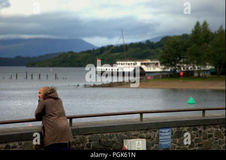 Loch Lomond, Glasgow, Schottland, Großbritannien. 27 August, 2018. UK Wetter regen Renditen für Feiertag wetter Mädchen des Loch als verwirrte Touristen umher Balloch, Loch Lomond, die versuchen, herauszufinden, wo die Menschen sind als sein nicht eine Bank Urlaub in Schottland, die Sie bei der Arbeit sind. Gerard Fähre / alamy Nachrichten Stockfoto