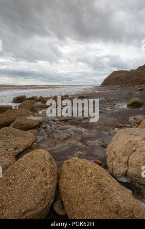 Isle of Wight, Großbritannien ì. 27. August 2018. Stürmischen Himmel und Wolken hängen über den Klippen von Compton Bay auf der Isle of Wight mit der rauen See aufgrund der zunehmenden Winden. Stürmisches Wetter, typisch für ein verlängertes Wochenende in Großbritannien. Quelle: Steve Hawkins Fotografie/Alamy leben Nachrichten Stockfoto