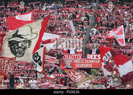 Köln, Deutschland. 25 Aug, 2018. firo: 25.08.2018, Fußball, 2.Bundesliga, Saison 2018/2019, 1.FC Köln - Erzgebirge Aue 3:1 Sudtribune, Fans Köln | Verwendung der weltweiten Kredit: dpa/Alamy leben Nachrichten Stockfoto