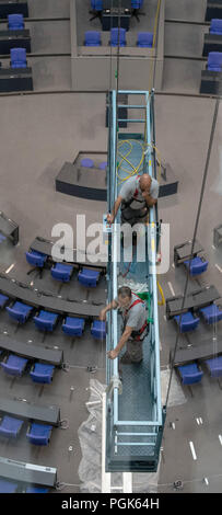 Berlin, Deutschland. 07 Aug, 2018. Arbeitnehmer stehen in einer Gondel im Parlament Halle der Reichstag. Von dort aus, sie reinigen die Glaskuppel Windows. Credit: Paul Zinken/dpa/Alamy leben Nachrichten Stockfoto