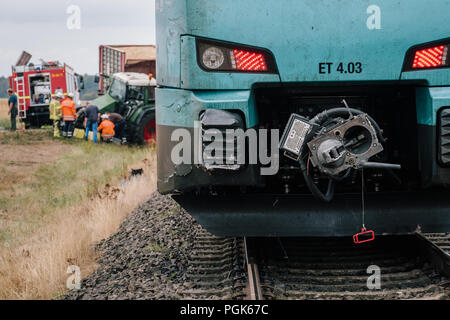 Landesbergen, Deutschland. 27 Aug, 2018. Eine beschädigte Triebwagen der Regionalbahn steht an der Unfallstelle. Eine Regionalbahn hat ein Team an einem Traktor ohne Gating Bahnübergang in der Nähe von landesbergen Nienburg erfasst. Der Fahrer des Traktors und der Lokführer waren bei der Kollision leicht verletzt. Credit: Ole Spata/dpa/Alamy leben Nachrichten Stockfoto