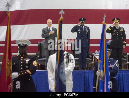 Scott Afb, IL, USA. 24 Aug, 2018. Verteidigungsminister James N. Mattis dient als Vorsitzende für die USA Transport Befehl zum Ändern des Befehls Zeremonie, wo die Armee General Stephen R. Lyons entlastet Air Force General Darren W. McDew, bei Scott Air Force Base, 12.08.24, 2018. Lyons ist der erste Offizier in der Armee, um den Befehl zu führen. (DOD Foto von Marine Petty Officer 1st Class Dominique A. Pineiro) US Joint Staff über globallookpress.com Credit: Us Joint Staff/russischen Look/ZUMA Draht/Alamy leben Nachrichten Stockfoto