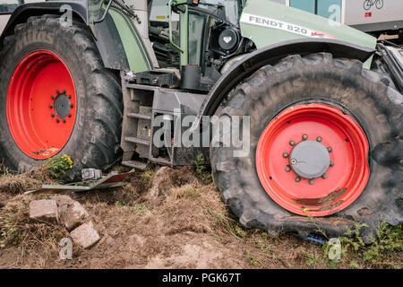 Landesbergen, Deutschland. 27 Aug, 2018. Ein Traktor liegt in einem Graben an einem Bahnübergang. Eine Regionalbahn hat ein Team an einem Traktor ohne Gating Bahnübergang in der Nähe von landesbergen Nienburg erfasst. Der Fahrer des Traktors und der Lokführer waren bei der Kollision leicht verletzt. Credit: Ole Spata/dpa/Alamy leben Nachrichten Stockfoto