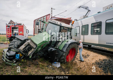 Landesbergen, Deutschland. 27 Aug, 2018. Ein Traktor liegt in einem Graben an einem Bahnübergang. Eine Regionalbahn hat ein Team an einem Traktor ohne Gating Bahnübergang in der Nähe von landesbergen Nienburg erfasst. Der Fahrer des Traktors und der Lokführer waren bei der Kollision leicht verletzt. Credit: Ole Spata/dpa/Alamy leben Nachrichten Stockfoto