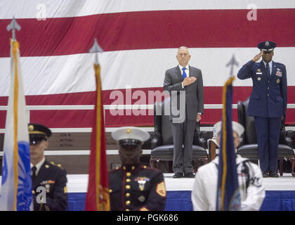 Scott Afb, IL, USA. 24 Aug, 2018. Verteidigungsminister James N. Mattis dient als Vorsitzende für die USA Transport Befehl zum Ändern des Befehls Zeremonie, wo die Armee General Stephen R. Lyons entlastet Air Force General Darren W. McDew, bei Scott Air Force Base, 12.08.24, 2018. Lyons ist der erste Offizier in der Armee, um den Befehl zu führen. (DOD Foto von Marine Petty Officer 1st Class Dominique A. Pineiro) US Joint Staff über globallookpress.com Credit: Us Joint Staff/russischen Look/ZUMA Draht/Alamy leben Nachrichten Stockfoto