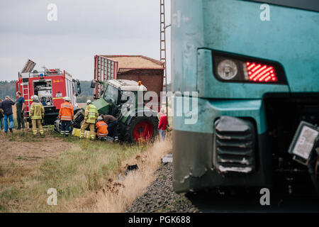 Landesbergen, Deutschland. 27 Aug, 2018. Eine beschädigte Triebwagen der Regionalbahn steht an der Unfallstelle. Eine Regionalbahn hat ein Team an einem Traktor ohne Gating Bahnübergang in der Nähe von landesbergen Nienburg erfasst. Der Fahrer des Traktors und der Lokführer waren bei der Kollision leicht verletzt. Credit: Ole Spata/dpa/Alamy leben Nachrichten Stockfoto