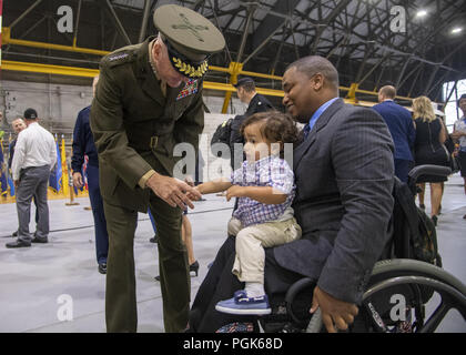 Scott Afb, IL, USA. 24 Aug, 2018. Marine Corps Gen. Joe Dunford, grüßt ein Kind während der US-Transport Befehl zum Ändern des Befehls Zeremonie in Scott Air Force Base, 12.08.24, 2018. (DOD Foto von Marine Petty Officer 1st Class Dominique A. Pineiro) US Joint Staff über globallookpress.com Credit: Us Joint Staff/russischen Look/ZUMA Draht/Alamy leben Nachrichten Stockfoto