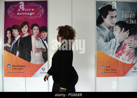 (180827) - Peking, 27.08.2007 2018 (Xinhua) - hilda Malecela Spaziergänge Vergangenheit Plakate der synchronisierten Fassung im chinesischen Fernsehen Dramen an StarTimes Gruppe in Peking, der Hauptstadt von China, Nov. 14, 2018. Malecela kommt aus einer ländlichen Familie von Tansania. Sie ist eine dubber der Chinesischen Medien Firma StarTimes. Im Jahr 2016 gewann sie eine Synchronisation Contest in Tansania und eine Gelegenheit erhielt in der Zentrale der StarTimes zu arbeiten. Malecela sah einen Film mit Jackie Chan in der Hochschule und wollte in der Film- und Fernsehbranche tätig zu sein. Nach dem Abitur wurde sie dubber. Die Swahili - betitelte im chinesischen Fernsehen Dramen in Tanz. Stockfoto