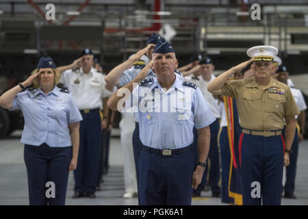 Scott Afb, IL, USA. 24 Aug, 2018. Mitglieder der US Transportation Command ein Gruß während der transcom Ändern des Befehls Zeremonie in Scott Air Force Base, 12.08.24, 2018 machen. (DOD Foto von Marine Petty Officer 1st Class Dominique A. Pineiro) US Joint Staff über globallookpress.com Credit: Us Joint Staff/russischen Look/ZUMA Draht/Alamy leben Nachrichten Stockfoto