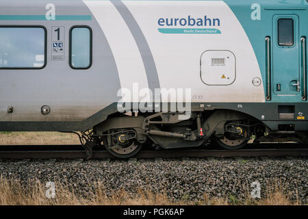 Landesbergen, Deutschland. 27 Aug, 2018. Die Räder der Triebwagen eines Zuges haben entgleist. Eine Regionalbahn hat ein Team an einem Traktor ohne Gating Bahnübergang in der Nähe von landesbergen Nienburg erfasst. Der Fahrer des Traktors und der Lokführer waren bei der Kollision leicht verletzt. Credit: Ole Spata/dpa/Alamy leben Nachrichten Stockfoto