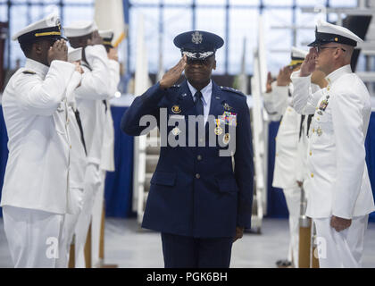 Scott Afb, IL, USA. 24 Aug, 2018. Air Force General Darren W. McDew sideboys durchläuft nach der Linderung der Befehl zur Armee Gen. Stephen R. Lyons während der US-Transport Befehl zum Ändern des Befehls Zeremonie, bei Scott Air Force Base, 12.08.24, 2018. Lyons ist der erste Offizier in der Armee, um den Befehl zu führen. (DOD Foto von Marine Petty Officer 1st Class Dominique A. Pineiro) US Joint Staff über globallookpress.com Credit: Us Joint Staff/russischen Look/ZUMA Draht/Alamy leben Nachrichten Stockfoto