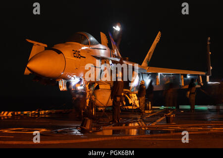 Im pazifischen Ozean. 24 Aug, 2018. Pazifik (Aug. 24, 2018) Segler Wash Down eine F/A-18E Super Hornet zu Strike Fighter Squadron (VFA) 14 auf dem Flugdeck an Bord der Nimitz-Klasse Flugzeugträger USS John C Stennis (CVN 74). John C Stennis unterwegs ist die Durchführung von routinemäßigen Arbeiten in den USA 3 Flotte Bereich der Operationen. (U.S. Marine Foto von Mass Communication Specialist 3. Klasse William Rosencrans/Freigegeben) 180824-N-GU 969-0104 US Navy über globallookpress.com Credit: US Navy/russischen Look/ZUMA Draht/Alamy leben Nachrichten Stockfoto