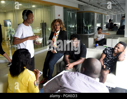 (180827) - Peking, 27.08.2007 2018 (Xinhua) - hilda Malecela (3. L) Gespräche mit Kolleginnen und Kollegen bei StarTimes Gruppe in Peking, der Hauptstadt von China, Nov. 14, 2018. Malecela kommt aus einer ländlichen Familie von Tansania. Sie ist eine dubber der Chinesischen Medien Firma StarTimes. Im Jahr 2016 gewann sie eine Synchronisation Contest in Tansania und eine Gelegenheit erhielt in der Zentrale der StarTimes zu arbeiten. Malecela sah einen Film mit Jackie Chan in der Hochschule und wollte in der Film- und Fernsehbranche tätig zu sein. Nach dem Abitur wurde sie dubber. Die Swahili - betitelte im chinesischen Fernsehen Dramen in Tansania ein Kanal für Malecela bereitgestellt Stockfoto