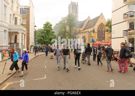 Powis Square, London, UK, 27. August 2108, Notting Hill Carnival goers an einem Straßenfest, Karneval Darsteller, © Richard Soans/Alamy leben Nachrichten Stockfoto