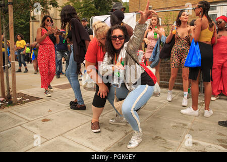 Powis Square, London, UK, 27. August 2108, Notting Hill Carnival goers an einem Straßenfest, Karneval Darsteller, © Richard Soans/Alamy leben Nachrichten Stockfoto