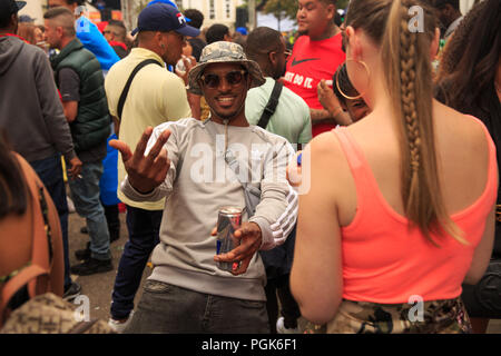 Powis Square, London, UK, 27. August 2108, Notting Hill Carnival goers an einem Straßenfest, Karneval Darsteller, © Richard Soans/Alamy leben Nachrichten Stockfoto