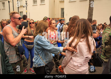 Powis Square, London, UK, 27. August 2108, Notting Hill Carnival goers an einem Straßenfest, Karneval Darsteller, © Richard Soans/Alamy leben Nachrichten Stockfoto