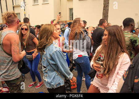 Powis Square, London, UK, 27. August 2108, Notting Hill Carnival goers an einem Straßenfest, Karneval Darsteller, © Richard Soans/Alamy leben Nachrichten Stockfoto