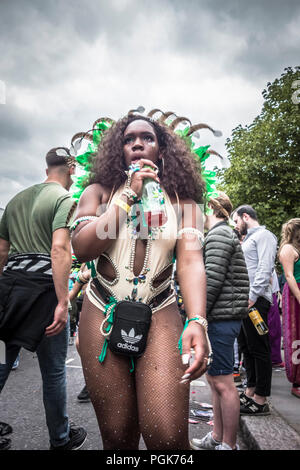 London, England, UK. 27 August, 2018. Nachtschwärmer auf der diesjährigen Karneval in Notting Hill, London. © Benjamin John/Alamy Leben Nachrichten. Stockfoto