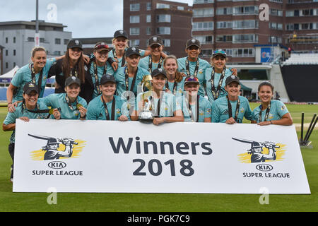 Hove, Großbritannien. 27. August 2018. Surrey Stars bei der Präsentation nach dem Gewinn der letzten während der Kia Abendmahl League Finale 2018 - Finale zwischen Loughborough Blitz- und Surrey Sterne am 1. Zentrale County Ground am Montag, den 27. August 2018. Hove, England. Credit: Taka G Wu Stockfoto