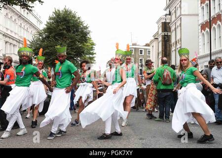 London, 27. August 2018. Karneval Tänzer und Performer am zweiten Tag der Notting Hill Carnival Parade in London. Credit: Claire Doherty/Alamy leben Nachrichten Stockfoto