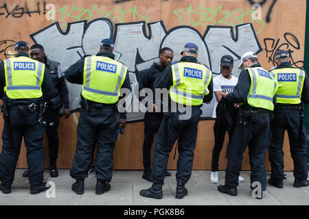 London UK 27 August 2018 Polizei wurden die Durchführung von Stop-and-Suche bei der Notting Hill Carnival, nachdem zusätzliche Befugnisse in ein Angebot sagen sie Gewaltverbrechen zu bändigen, übergeben. Credit: Thabo Jaiyesimi/Alamy leben Nachrichten Stockfoto