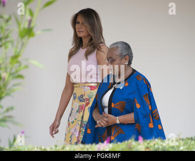 Washington, District of Columbia, USA. 27 Aug, 2018. First Lady Melania Trump und Frau Margaret Kenyatta der Republik Kenia Spaziergang auf die Kolonnade des Weißen Hauses in Washington, DC am Montag, August 27, 2018 Quelle: Ron Sachs/CNP/ZUMA Draht/Alamy leben Nachrichten Stockfoto