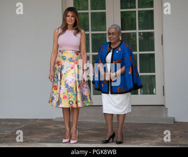 First Lady Melania Trump und Frau Margaret Kenyatta der Republik Kenia Pose auf der Kolonnade des Weißen Hauses in Washington, DC am Montag, 27. August 2018. Credit: Ron Sachs/CNP | Verwendung weltweit Stockfoto