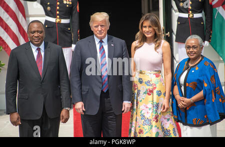 Präsidenten der Vereinigten Staaten Donald J. Trumpf, links Mitte, und der First Lady Melania Trump, rechts Mitte, willkommen Präsident Uhuru Kenyatta der Republik Kenia, Links, und Frau Margaret Kenyatta, rechts, zum Weißen Haus in Washington, DC am Montag, 27. August 2018. Credit: Ron Sachs/CNP | Verwendung weltweit Stockfoto