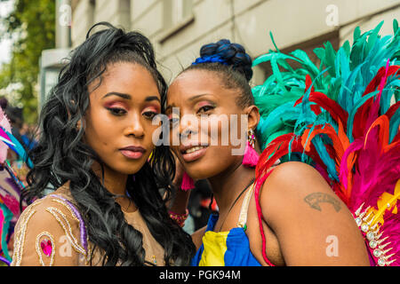 London, Großbritannien. 27. August 2018. Einige der bunten Teilnehmer duting der Grand Parade, Notting Hill Carnival Credit: chrispictures/Alamy leben Nachrichten Stockfoto