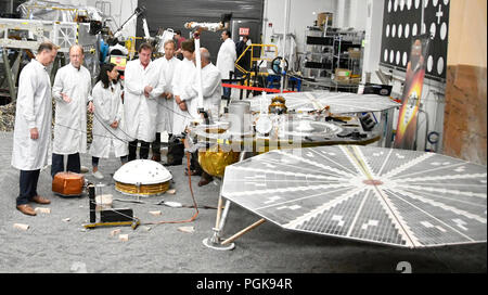 In Pasadena, Kalifornien. 27 Aug, 2018. (L) Neue NASA-Administrator Jim Bridenstine wie er macht seinen ersten Besuch als er Touren, und trifft sich mit Mars lander mission Wissenschaftler und Ingenieure bei der Agentur Jet Propulsion Laboratory Montag. Foto von Gene Blevins/LA DailyNews/SCNG/ZumaPress Credit: Gene Blevins/ZUMA Draht/Alamy leben Nachrichten Stockfoto