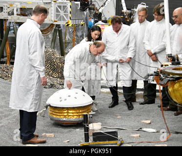 In Pasadena, Kalifornien. 27 Aug, 2018. (L) Neue NASA-Administrator Jim Bridenstine wie er macht seinen ersten Besuch als er Touren, und trifft sich mit Mars lander mission Wissenschaftler und Ingenieure bei der Agentur Jet Propulsion Laboratory Montag. Foto von Gene Blevins/LA DailyNews/SCNG/ZumaPress Credit: Gene Blevins/ZUMA Draht/Alamy leben Nachrichten Stockfoto